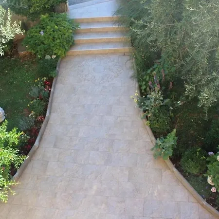 With A Parking Space - 20095
