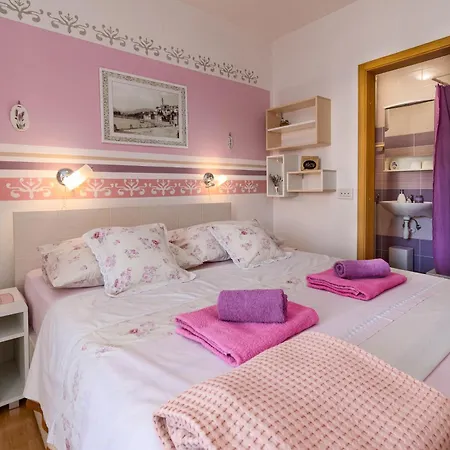 Apartman With Parking Space - 20095 Novi Vinodolski